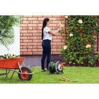 Mangueira Flex para Jardim Tramontina Verde com Faixa Preta em PVC 4 Camadas 25 m com Engate Rosqueado e Esguicho