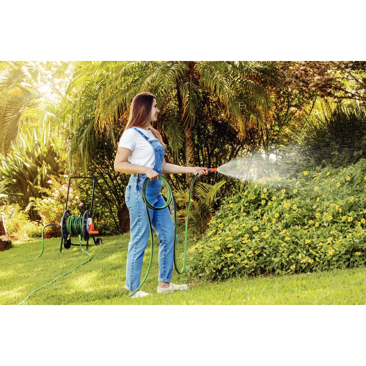 Mangueira Flex para Jardim Tramontina Verde com Faixa Preta em PVC 4 Camadas 25 m com Engate Rosqueado e Esguicho