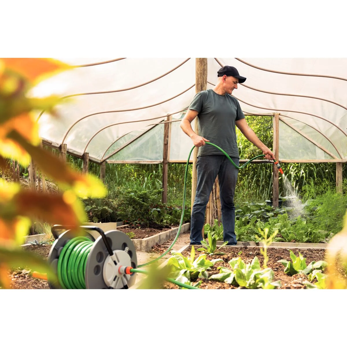 Mangueira Flex para Jardim Tramontina Verde com Faixa Preta em PVC 4 Camadas 25 m com Engate Rosqueado e Esguicho