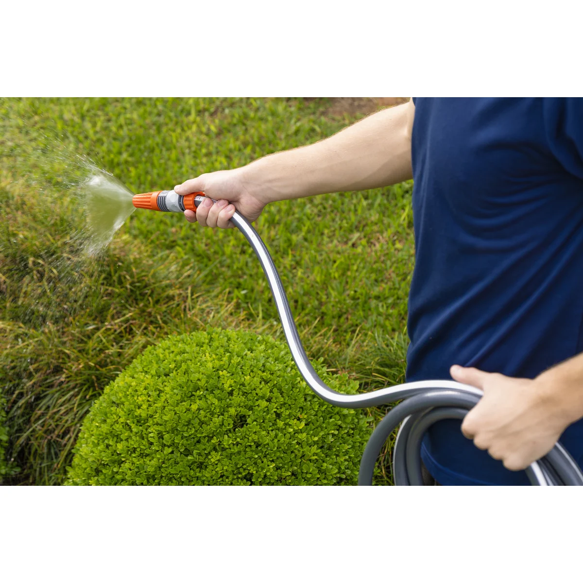 Mangueira Multi Forte 1/2" para Jardim Tramontina Cinza com Faixa Branca em PVC 4 Camadas 15 m com Engates Rápidos e Esguicho