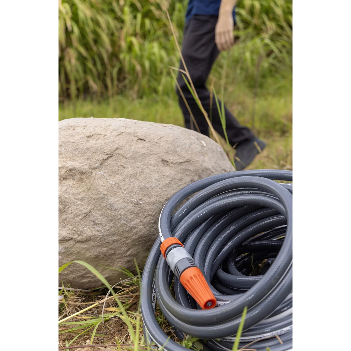 Mangueira Multi Forte 1/2" para Jardim Tramontina Cinza com Faixa Branca em PVC 4 Camadas 15 m com Engates Rápidos e Esguicho