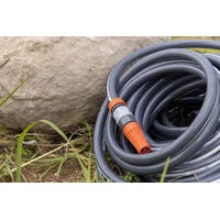 Mangueira Multi Forte 1/2" para Jardim Tramontina Cinza com Faixa Branca em PVC 4 Camadas 15 m com Engates Rápidos e Esguicho
