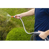 Mangueira Multi Forte 1/2" para Jardim Tramontina Cinza com Faixa Branca em PVC 4 Camadas 15 m com Engates Rápidos e Esguicho