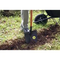 Pá Frankfurt Tramontina 454/00 em Aço com Cabo de Madeira 71 cm com Empunhadura Plástica Reta Ergonômica