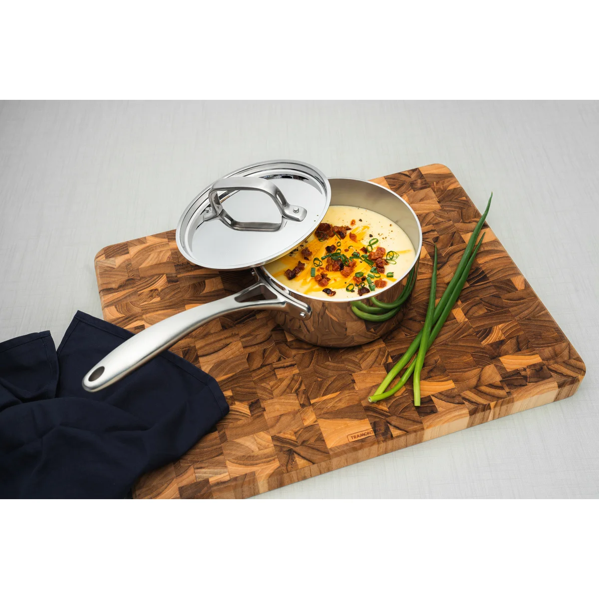 Panela Tramontina Chrono em Aço Inox Corpo Triplo com Tampa e Cabo 20 cm 3,1 L