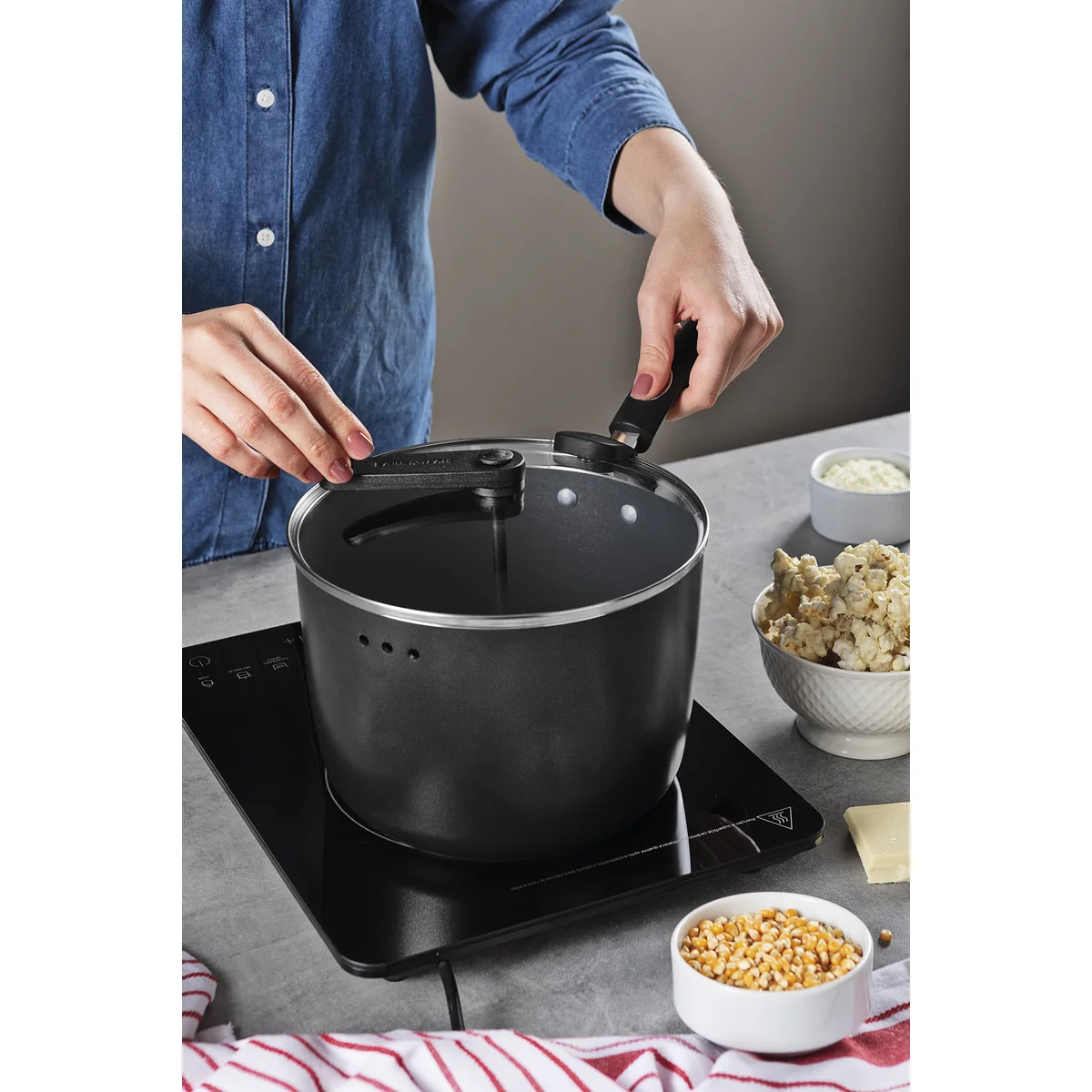 Pipoqueira Tramontina Mônaco Induction em Alumínio com Revestimento Interno e Externo Antiaderente Starflon Premium Preto 22 cm 5,4 L