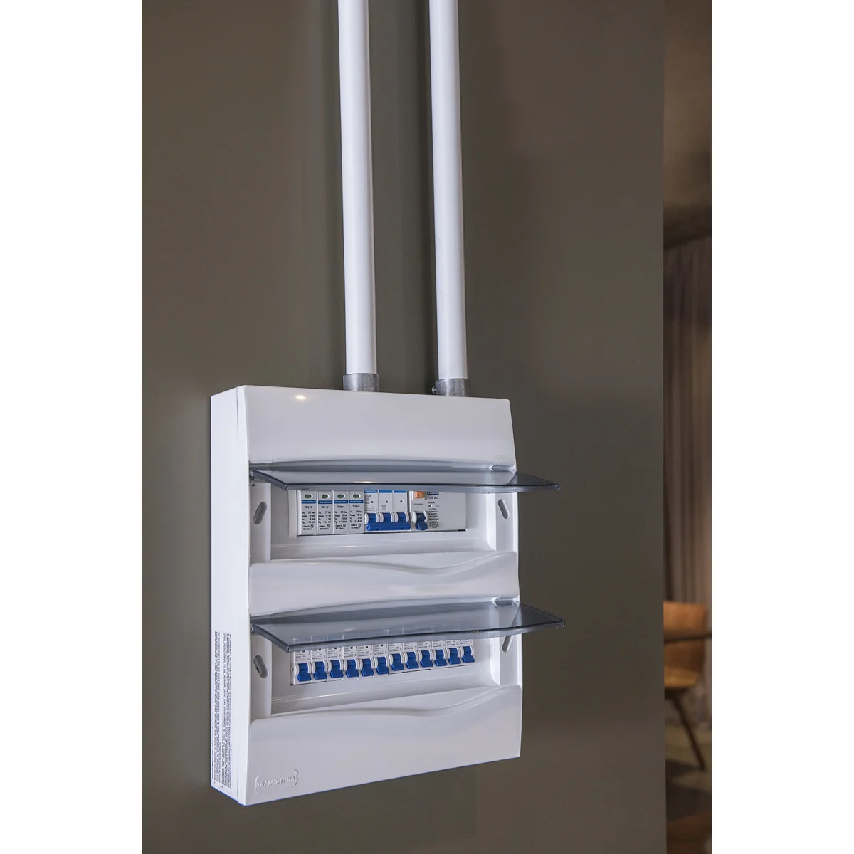 Quadro de Distribuição de Sobrepor 24 DIN ou 16 NEMA Tramontina com Porta Transparente