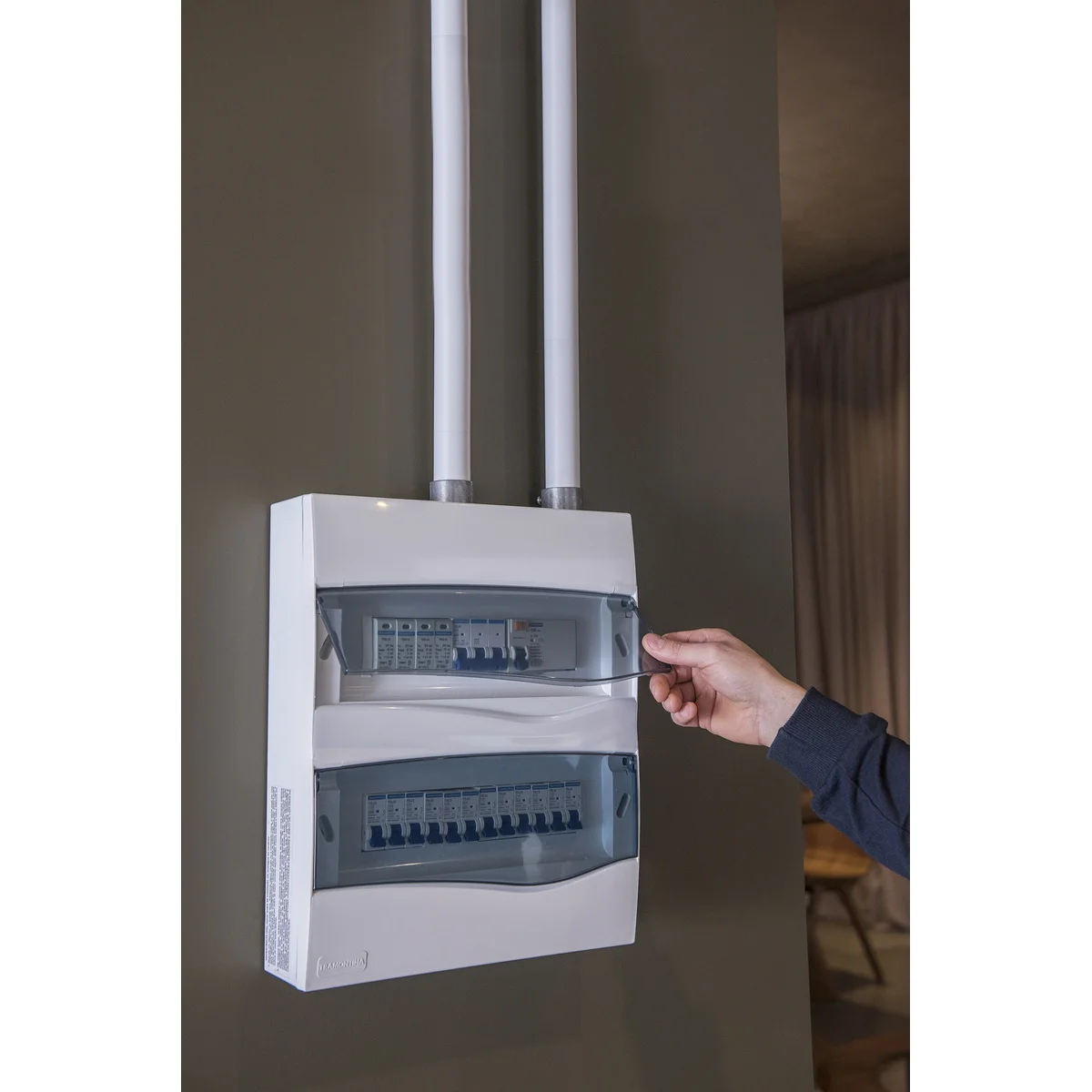 Quadro de Distribuição de Sobrepor 24 DIN ou 16 NEMA Tramontina com Porta Transparente