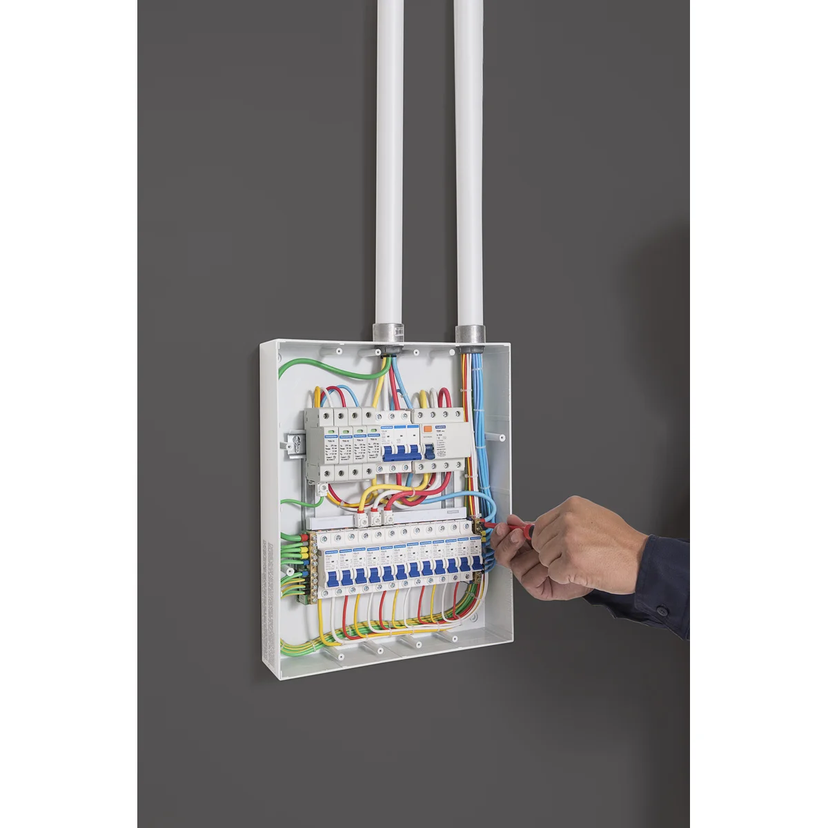 Quadro de Distribuição de Sobrepor 24 DIN ou 16 NEMA Tramontina com Porta Transparente