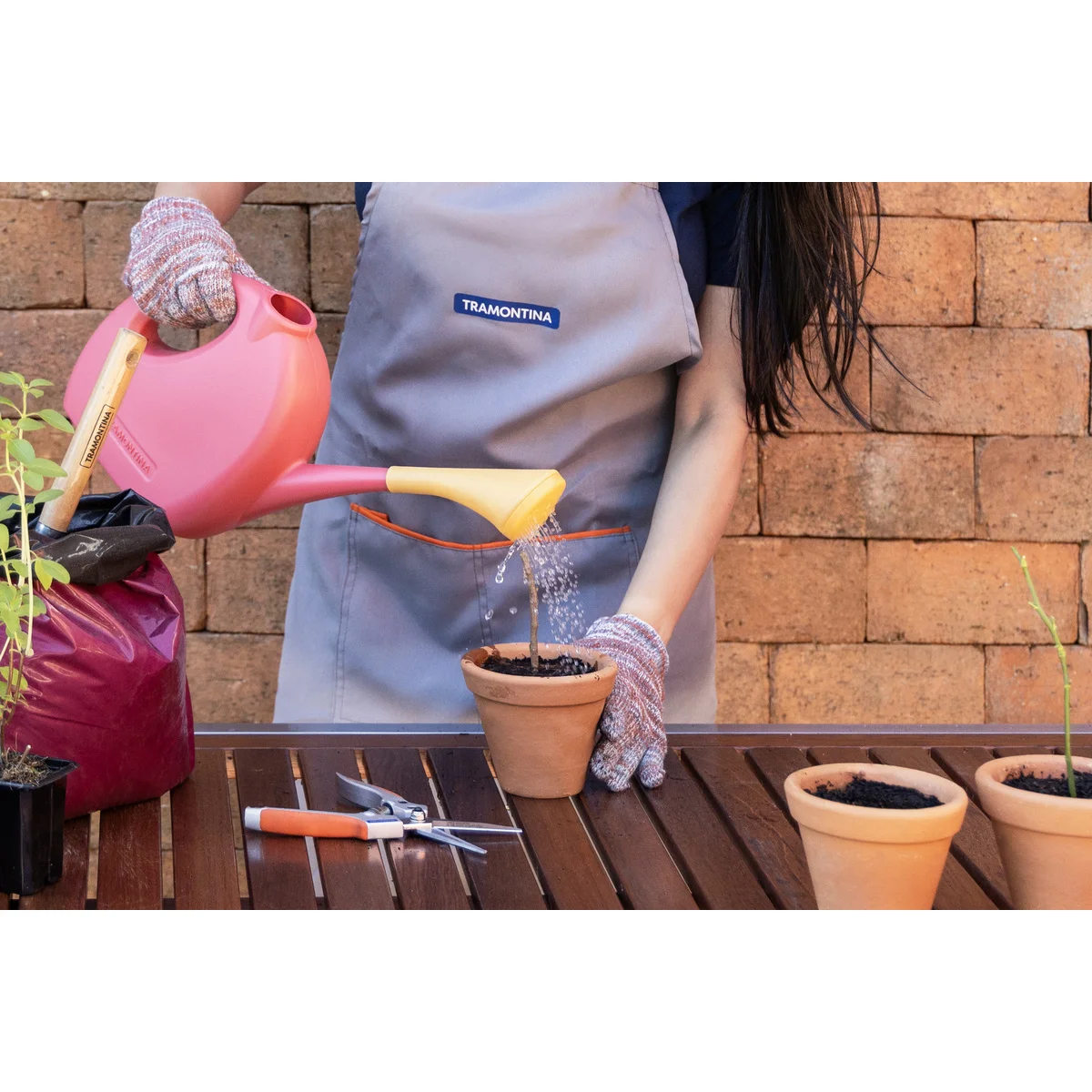 Regador para Jardim Tramontina em Plástico Rosa 2 L
