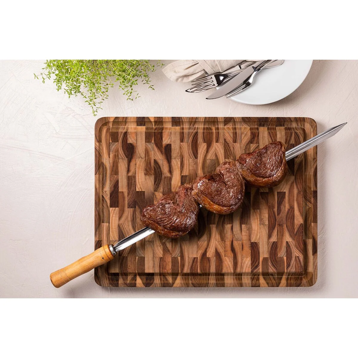 Tábua Cubus para Churrasco Tramontina Retangular em Madeira Invertida Teca com Acabamento em Óleo Mineral 45x34 cm.