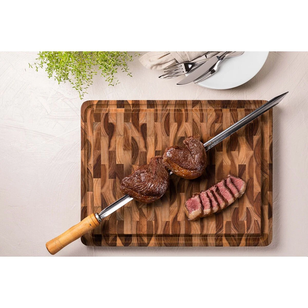 Tábua Cubus para Churrasco Tramontina Retangular em Madeira Invertida Teca com Acabamento em Óleo Mineral 45x34 cm.