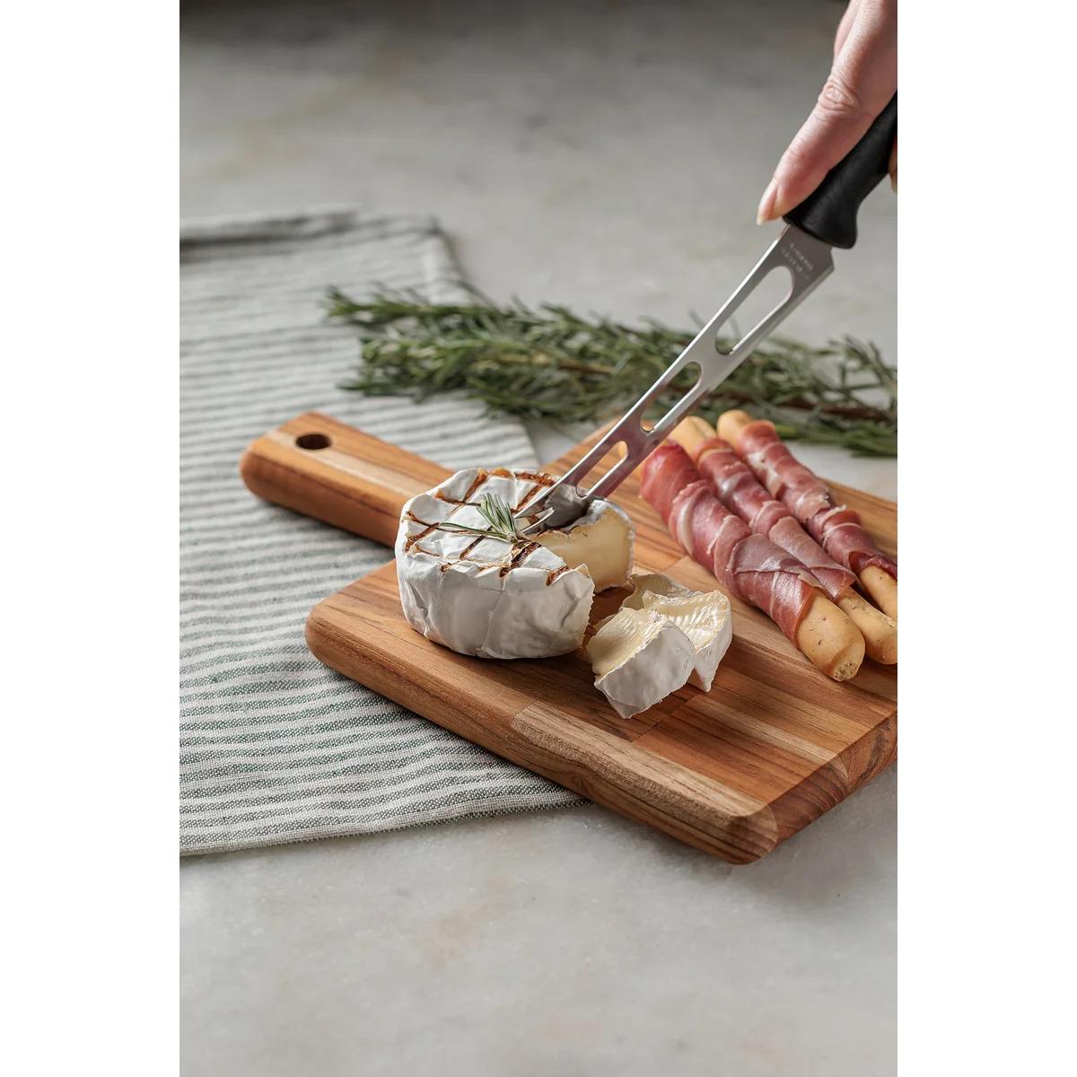 Tábua Retangular Tramontina Kitchen em Madeira Teca com Cabo 28x19,5 cm