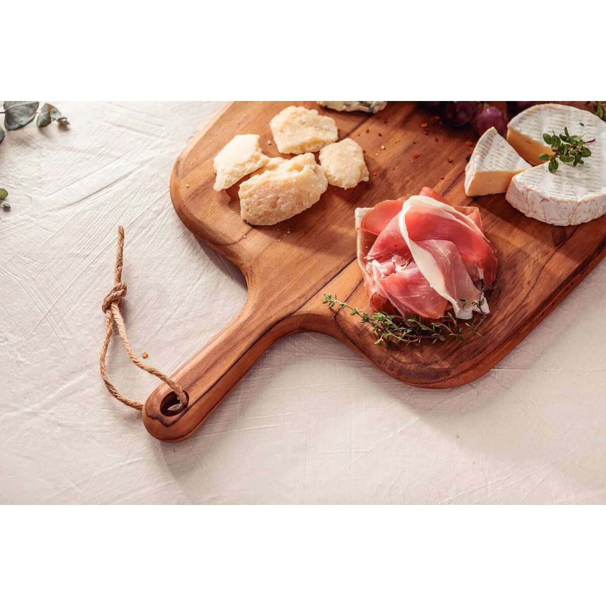 Tábua para Queijos e Frios Tramontina Provence em Madeira Teca FSC com Cabo 40x28cm