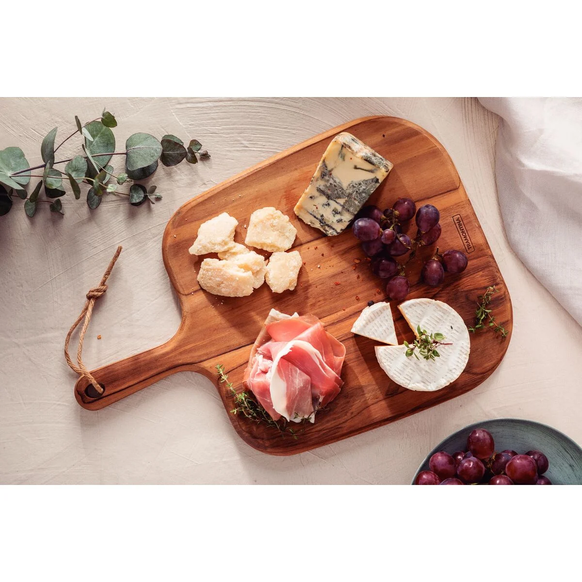 Tábua para Queijos e Frios Tramontina Provence em Madeira Teca FSC com Cabo 40x28cm
