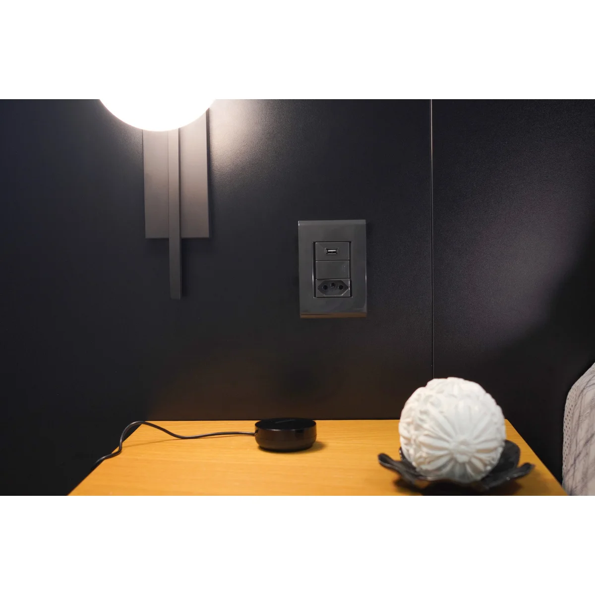 Tomada USB 1 A Bivolt Tramontina Grafite