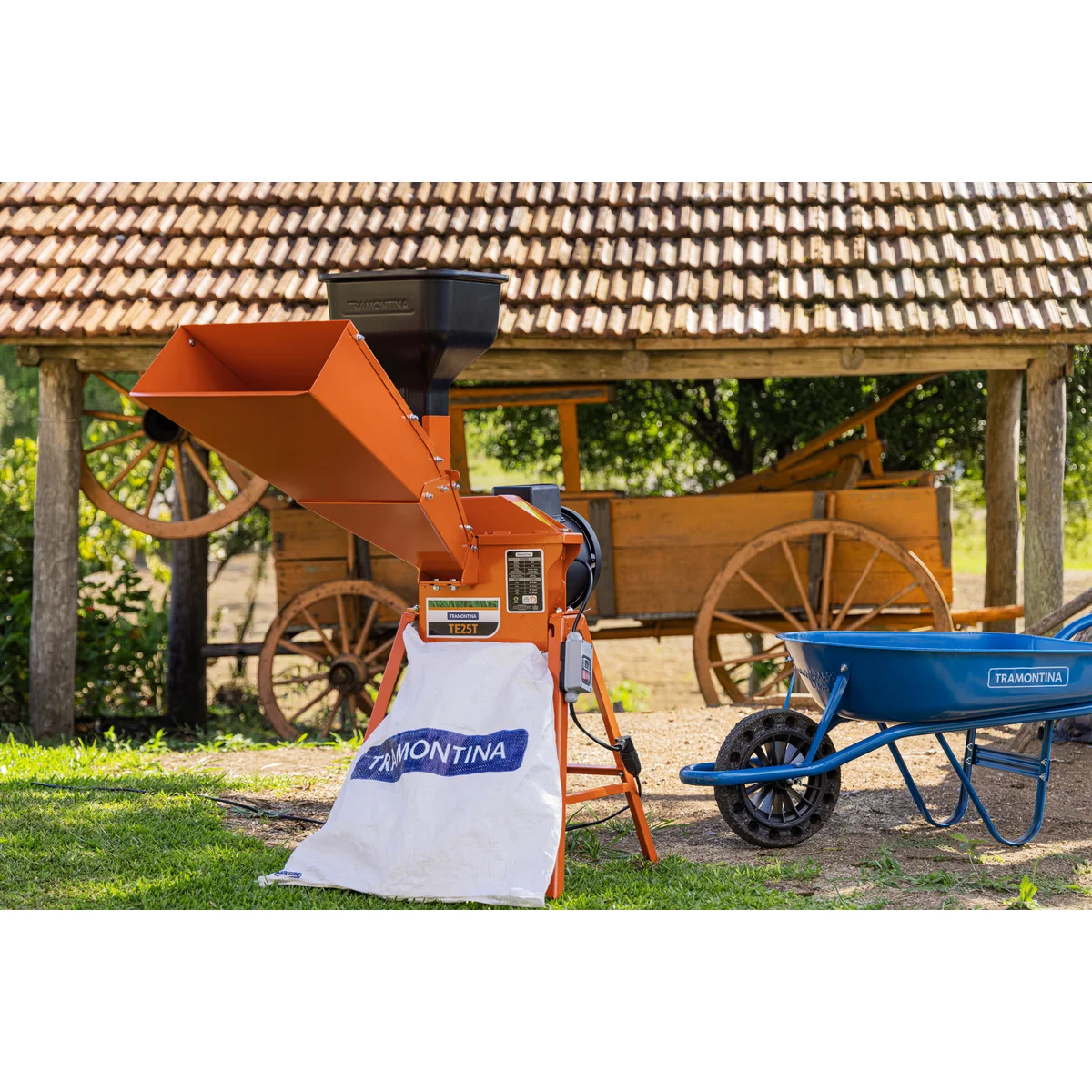 Triturador Elétrico Tramontina TE25T com Suporte Triangular Motor 2 hp Bivolt e Saída Lateral