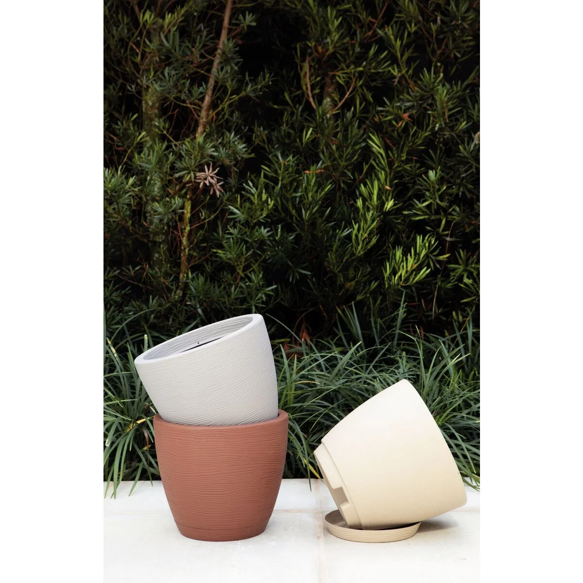 Vaso Tramontina Asteca em Polietileno Concreto com Prato 24 cm