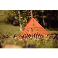 Vassoura Plástica Laranja Tramontina com 18 Dentes e Cabo de Madeira 120 cm